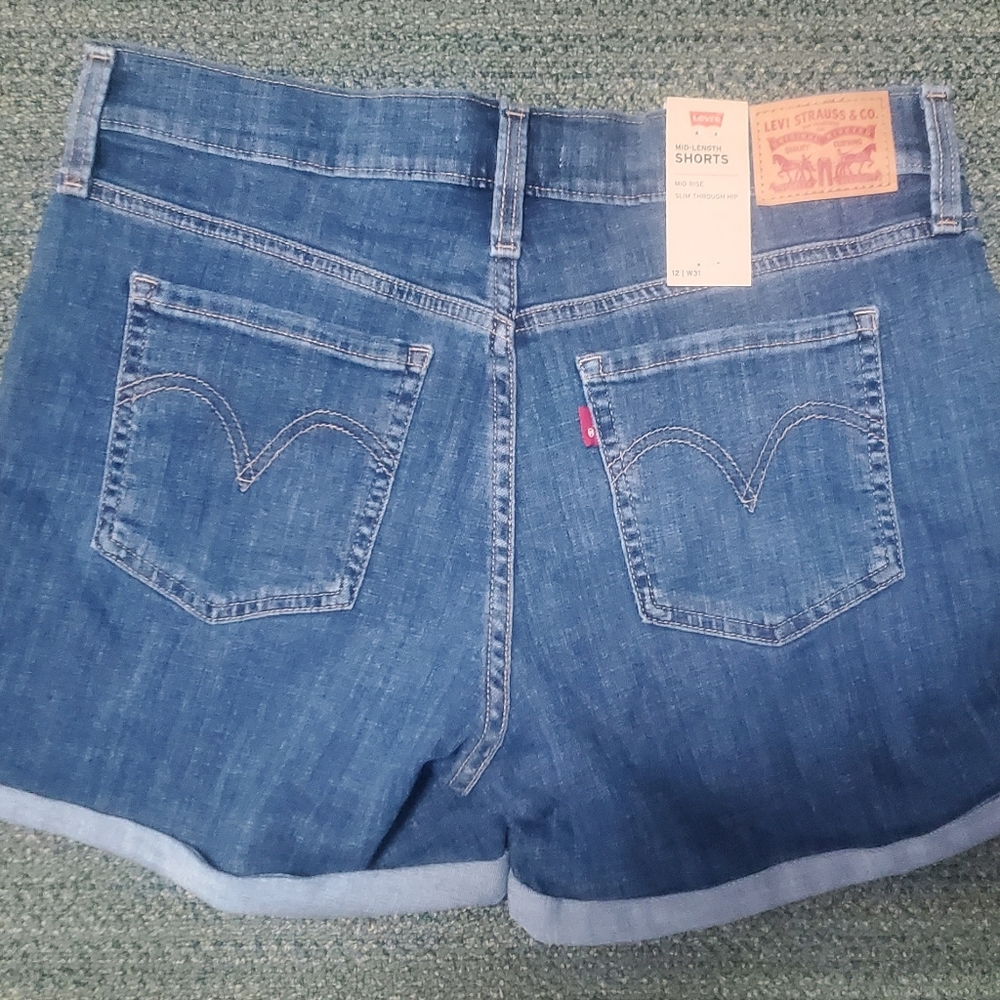 Levis mid length denim shorts. Slim through hip 12|W31